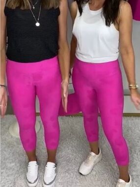 🎉5 for $25 Mono B Vibrant Hot Pink Capri Leggings